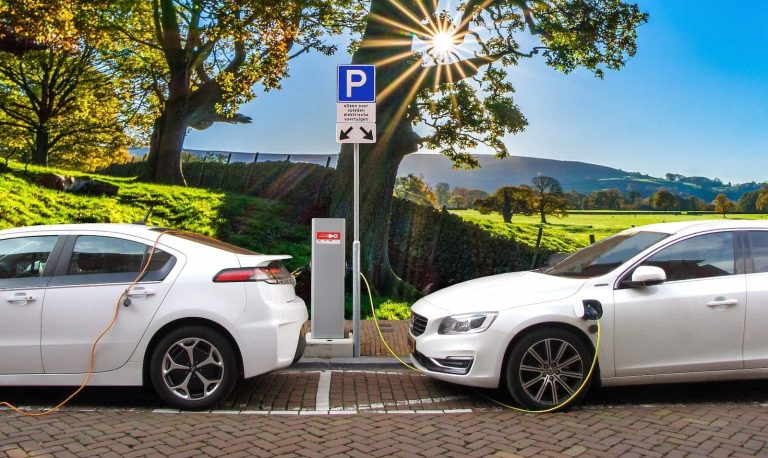 2 elektrische auto's aan het opladen