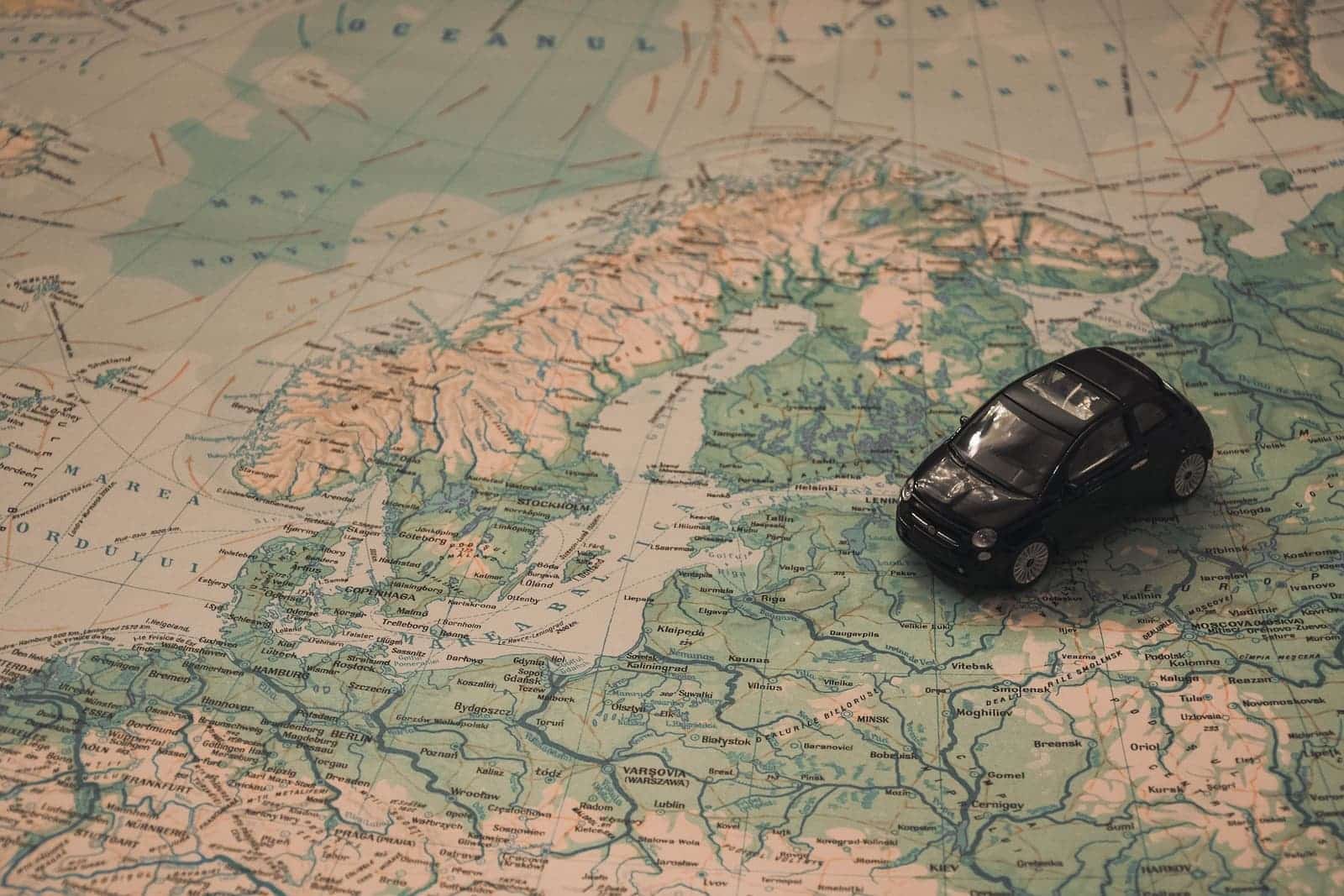 landkaart met speelgoedauto erop