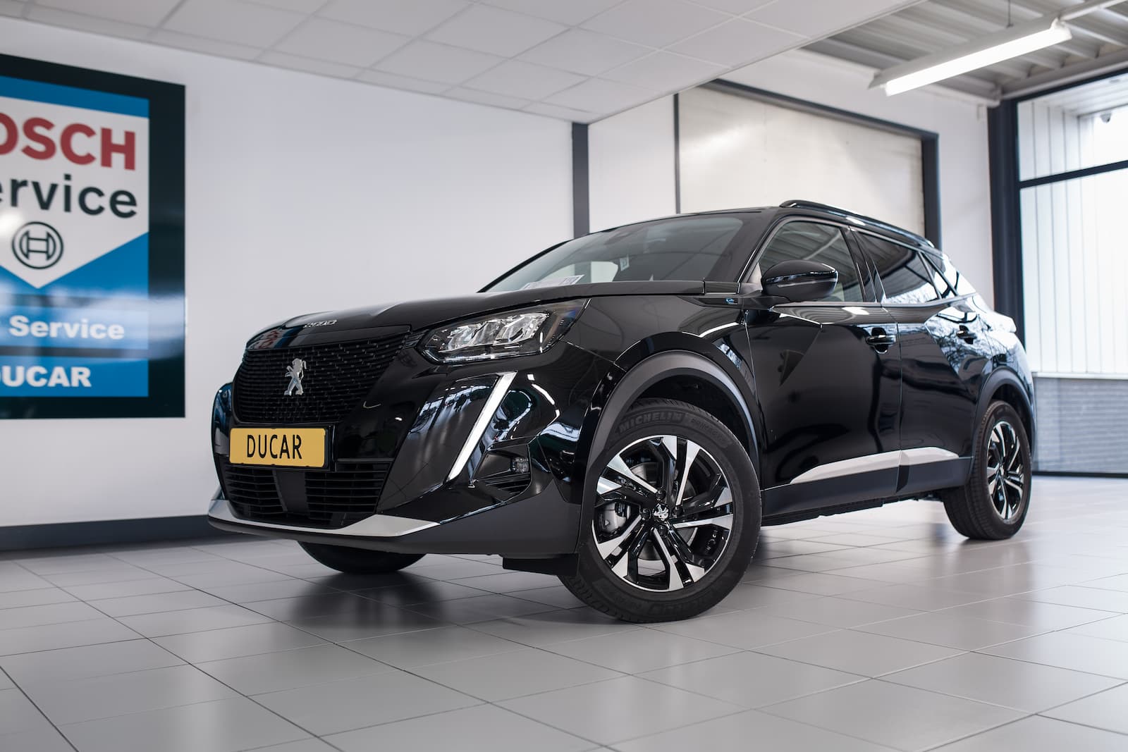 Peugeot e208 Allure Pack in de showroom van ECARBYDUCAR