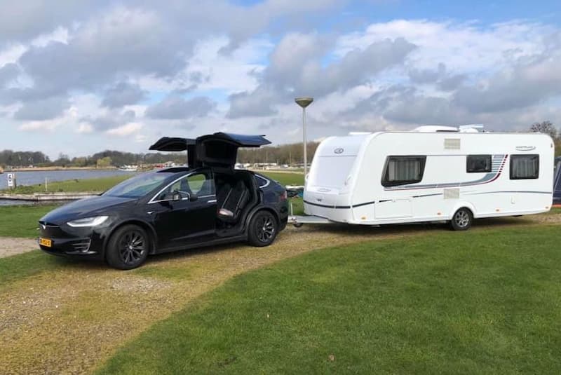 Een Tesla met caravan