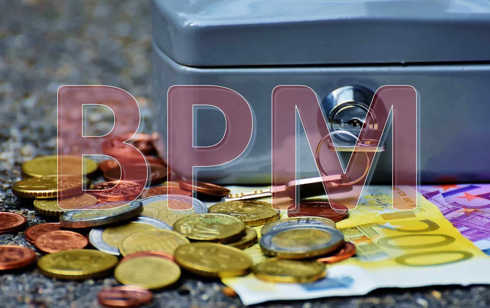 Afbeelding van geldkistje en euro's, met de letters BPM erdoorheen