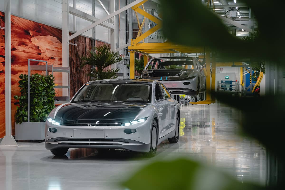 De productie start van de Lightyear One, de eerste elektrische auto die ook op zonne energie rijdt.