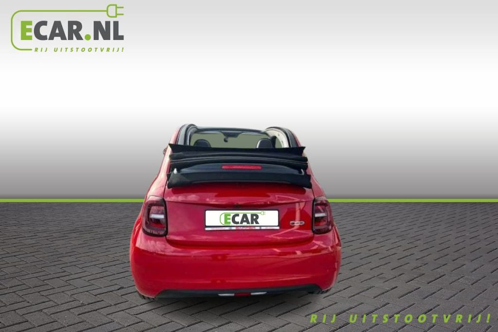 Een rode Fiat 500c Cabrio met dak geopend