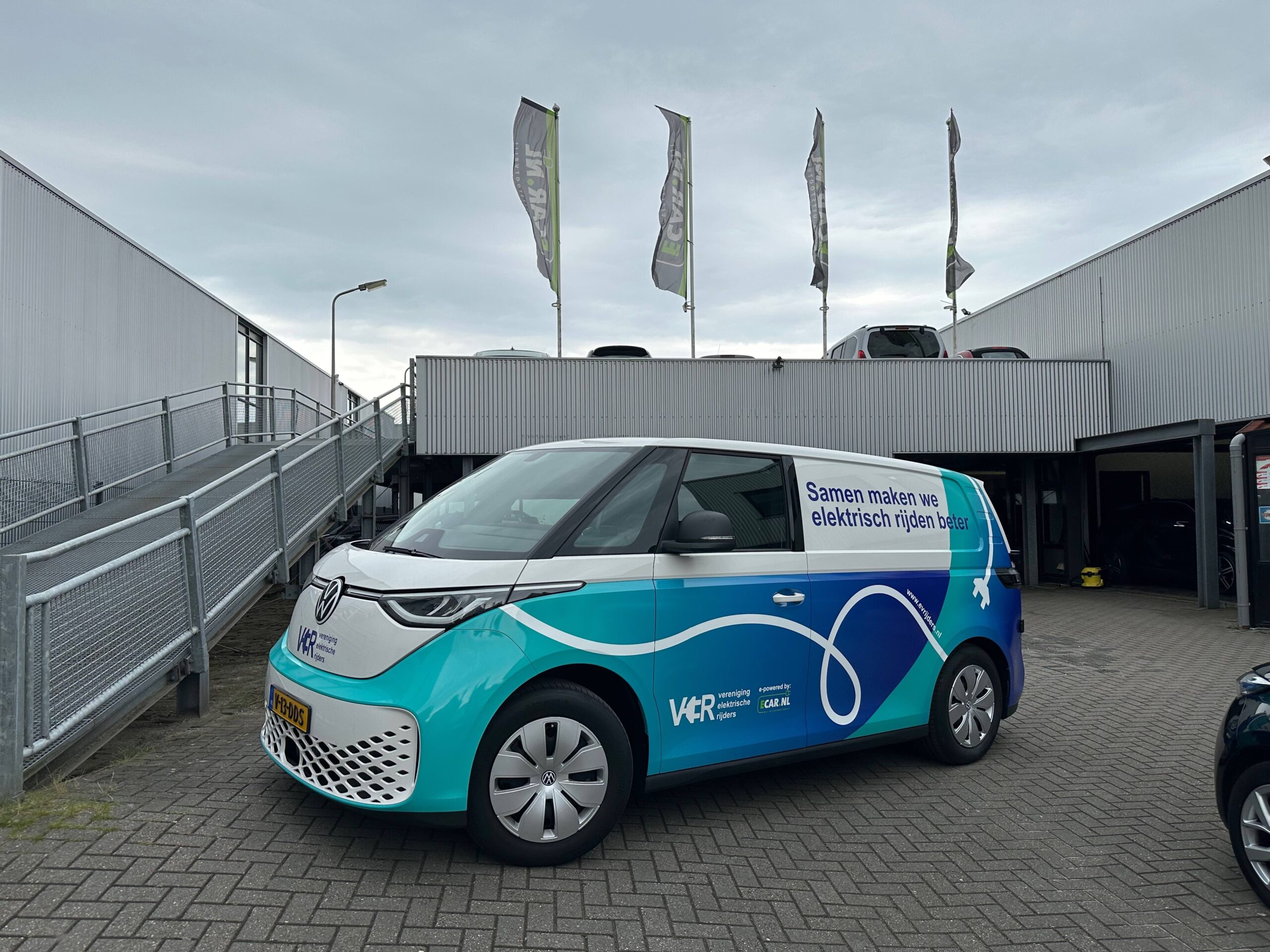 Foto van een elektrische bestelwagen met bestickering van de Vereniging Elektrische Rijders