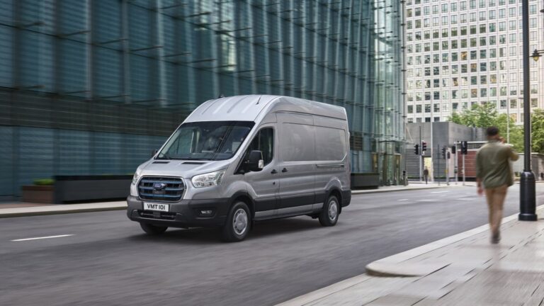 Foto van een Ford e-transit, elektrische bestelwagen die rijdt in een uitstootvrije zone