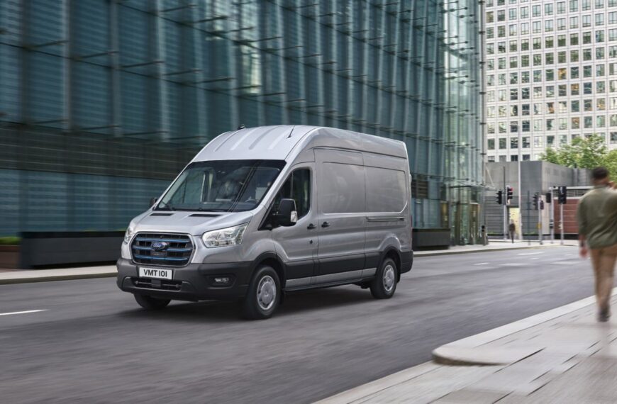 Foto van een Ford e-transit, elektrische bestelwagen die rijdt in een uitstootvrije zone