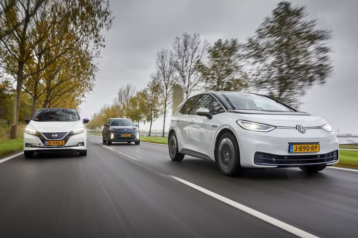 Foto van 3 gebruikte elektrische auto's die rijden op de weg.